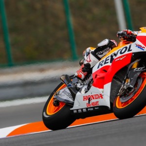 Pedrosa torna alla vittoria, Marquez giú dal podio