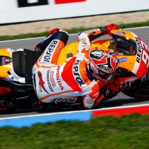 Comanda sempre Marquez, Iannone primo sul bagnato