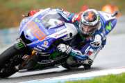 Lorenzo secondo e Rossi quinto nella prima giornata
