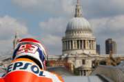 Marquez in passerella sul Millennium Bridge