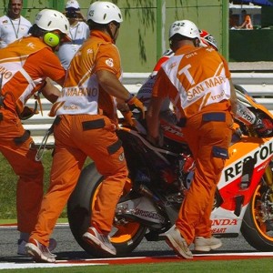 Marquez scivola inseguendo Rossi e chiude 15º