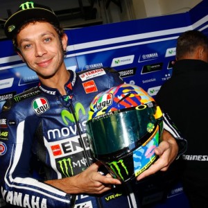 ‘Misano ti dá una mano’: il casco di Valentino per il GP di casa