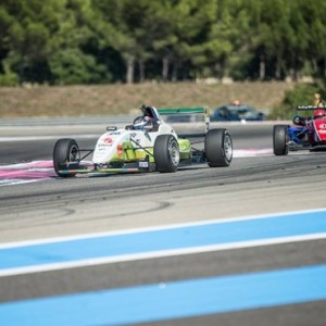 A LE CASTELLET SVENTOLA LA BANDIERA ITALIANA E CILENA