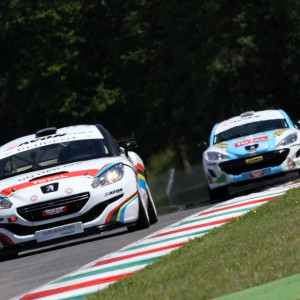 Peugeot RCZ a Vallelunga con tre giornalisti e un under 18 al debutto