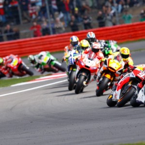 Una folla in trupudio attede la MotoGP™ a Misano