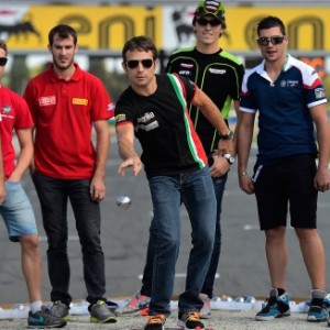 I piloti WSBK giocano a bocce sulla griglia di partenza