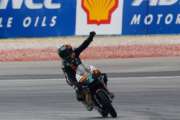  Vazquez vince in volata, il mondiale si decide a Valencia