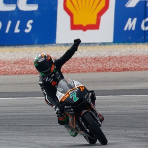  Vazquez vince in volata, il mondiale si decide a Valencia