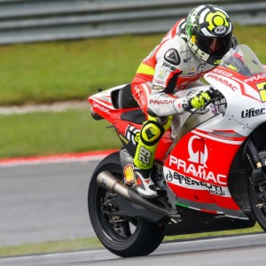 Iannone dolorante dopo un contatto con Marquez