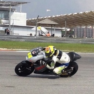 Conclusa la prima giornata di prove sul tracciato Malese di Sepang, e prima presa di contatto con la nuova Suter Moto2. Buone sensazioni per Roby.
