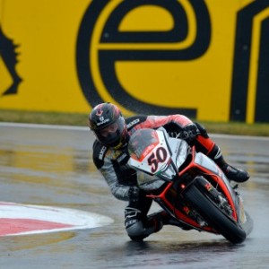 Guintoli vince gara 1 e accorcia il distacco in classifica