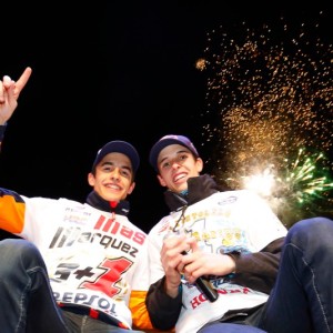 Marc e Alex Marquez festeggiano i titoli con i tifosi a Cervera