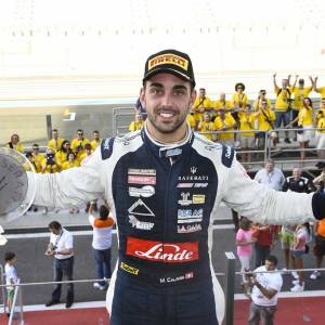 CALAMIA INARRESTABILE: AD ABU DHABI POLE E VITTORIA IN GARA 1 NEL TROFEO MASERATI PER IL PILOTA DELLO SWISS TEAM