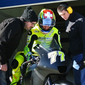 Aegerter in pista con Akira a Jerez