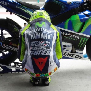 Rossi apre Sepang 2 al comando