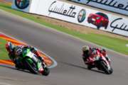 Rea vince gara 1 in volata su Davies