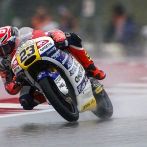 Antonelli al comando nelle FP1 bagnate