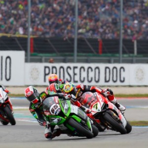 Rea continua la sua marcia perfetta con il successo in gara 1