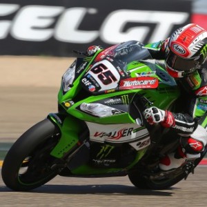 Rea beffa Sykes e chiude al vertice la prima giornata ad Aragon