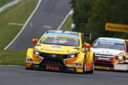 Tre gare, due vetture diverse, due Top10: ecco il weekend al Nürburgring di Rob Huff