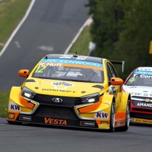 Tre gare, due vetture diverse, due Top10: ecco il weekend al Nürburgring di Rob Huff