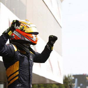 Alex Lynn storms to maiden victory