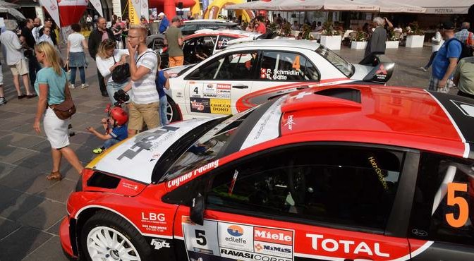 Rally: 17¡ Rally Ronde Internazionale del Ticino. Nella foto i veicoli partecipanti esposti in Piazza Riforma, l'evento ha riachiamato un folto pubblico gi alla partenza. © Ti-Press / Benedetto Galli