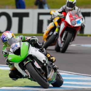 Sofuoglu vince anche in Inghilterra e precede di nuovo Cluzel