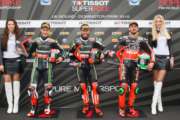 A Donington Park l’inglese ha la meglio sul compagno di squadra Rea, terzo Giugliano.