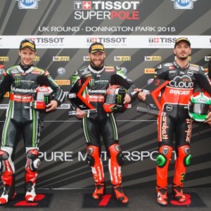A Donington Park l’inglese ha la meglio sul compagno di squadra Rea, terzo Giugliano.