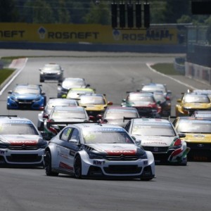 Yvan Muller vince Gara 1 in Russia