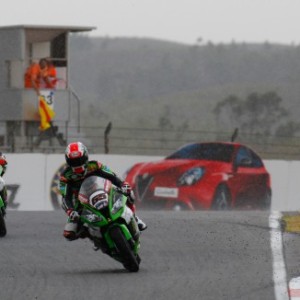 Rea vince in gara 1 nella ‘roulette’ del flag-to-flag a Portimao