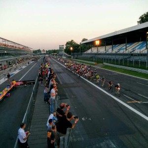 il team di chiappucci alta kuota taglia per primo il traguardo della 12h cycling marathon all'autodromo nazionale monza