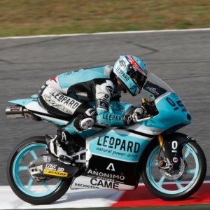 L’inglese precede il pilota del team Gresini sul traguardo per 35 millesimi. Terzo il suo compagno di squadra Efren Vazquez.