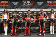 Il pilota Ducati ha la meglio su Sykes e Davies, caduta per Rea che scatterà dall’ottava posizione.