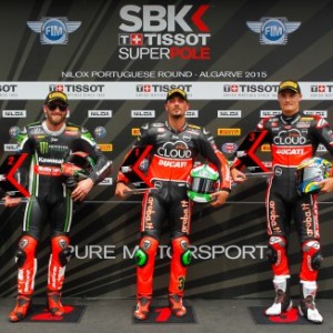 Il pilota Ducati ha la meglio su Sykes e Davies, caduta per Rea che scatterà dall’ottava posizione.