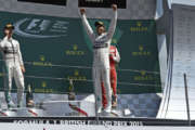 F1, Lewis Hamilton vola anche a Silverstone. Nel finale, la pioggia porta Vettel sul podio