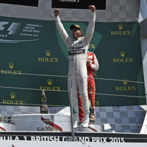 F1, Lewis Hamilton vola anche a Silverstone. Nel finale, la pioggia porta Vettel sul podio