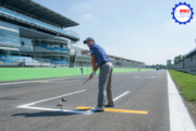 Un drive sulla linea di partenza inaugura il rettifilo in vista del Formula 1 Gran Premio d'Italia 2015