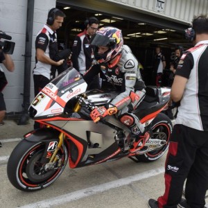 BRADL OTTIENE LA QUINTA FILA CON LA MIGLIOR QUALIFICA APRILIA DELLA STAGIONE. SETTIMA FILA PER ALVARO BAUTISTA