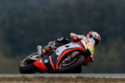 BUONA QUALIFICA A BRNO PER STEFAN BRADL CHE PORTA LA SUA APRILIA RS-GP IN SESTA FILA. ALVARO BAUTISTA RALLENTATO DAL TRAFFICO