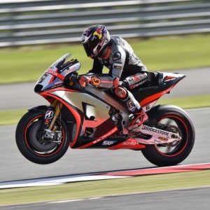 MOTOGP - PRIMA GIORNATA A SILVERSTONE BAUTISTA E BRADL AL LAVORO SUI NUOVI MATERIALI PER LE APRILIA RS-GP