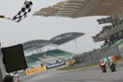 Rea vince una gara 1 imprevedibile a Sepang