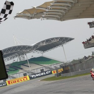 Rea vince una gara 1 imprevedibile a Sepang
