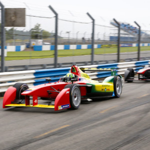 Di Grassi lowers Donington lap record