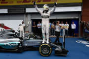 F1, in Belgio nuovo trionfo di Hamilton. Vettel giù dal podio a 2 giri dal traguardo per lo scoppio di una gomma