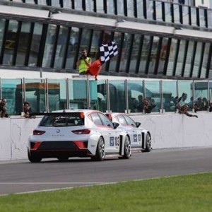 MISANO, GARA 1. UNO-DUE SEAT CON VALENTINA ALBANESE CHE VINCE DAVANTI A JORDI GENÉ.