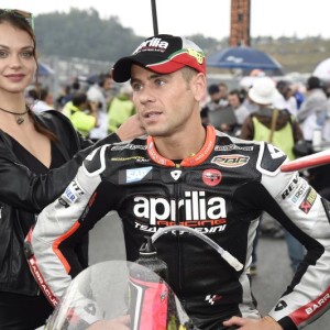 LA PIOGGIA ANNULLA IL BEL LAVORO DEL WEEKEND CHE AVEVA PORTATO LE APRILIA ALLA MIGLIOR QUALIFICA DELLA STAGIONE BAUTISTA, SEDICESIMO, SI FERMA AL LIMITE DELLA ZONA PUNTI BRADL DICIOTTESIMO DOPO UN'USCITA DI PISTA