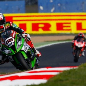 Rea chiude al comando il venerdì di prove a Magny-Cours