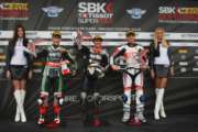 Canepa in prima fila, scivolano anche Davies, Guintoli e Sykes